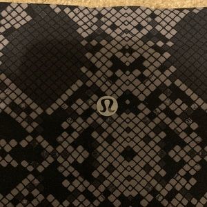 Cropped lululemon leggings snake pattern